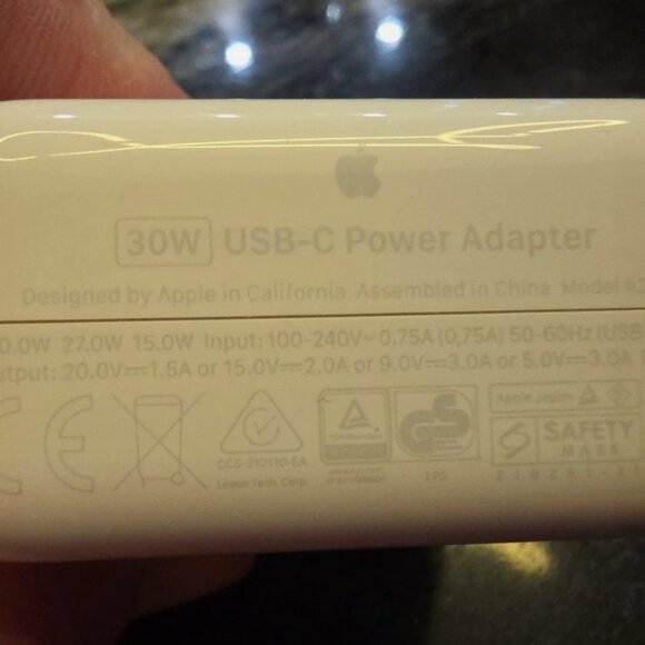 Apple Vision Pro 256GB Full Kit: Includes Travel Case & All Original Gear - Picture 7 of 9